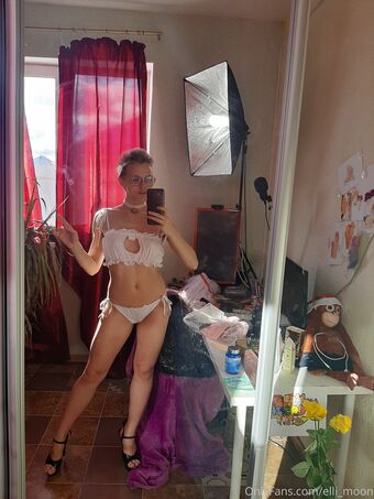 elli_moon