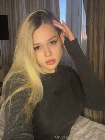 julieschone