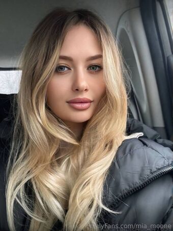 mia_moone
