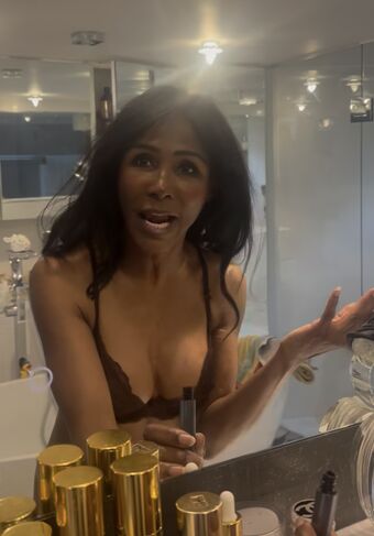 Sinitta Çıplak Sızıntıları OnlyFans Fotoğraf 1
